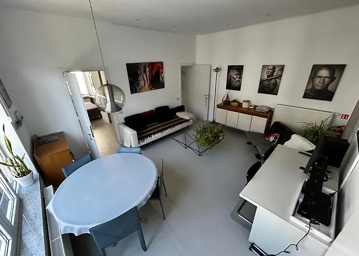 1st floor boutique apartment P free
